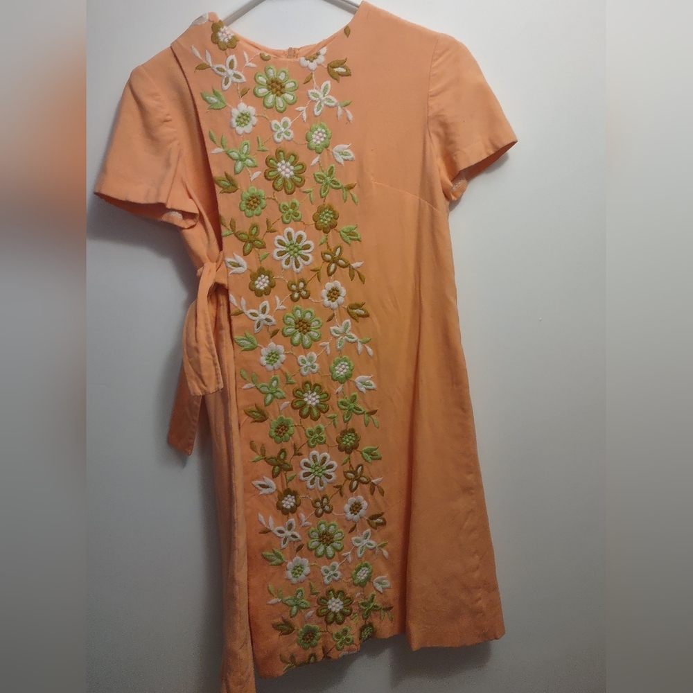 1960s Floral embroidered peach mini dress